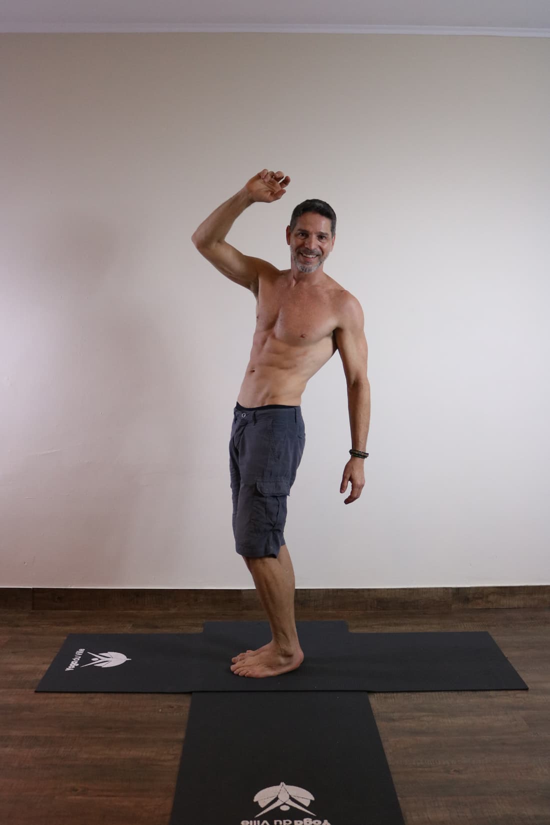 Professor Márcio em aula de Calyoga no Yoga du Ville, Tijuca
