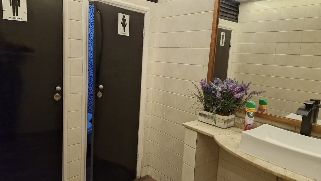 Sanitários do Yoga du Ville — ambiente limpo e climatizado na Tijuca