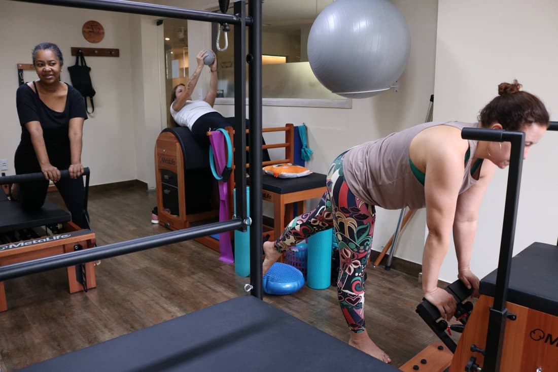 Equipamentos MetaLife na sala de Pilates do Yoga du Ville — reformer, chair e cadillac