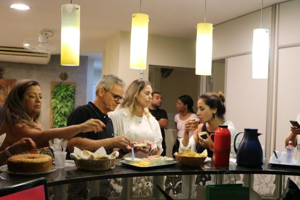 Encerramento com Sabor: Comidinhas e Bebidas Caseiras