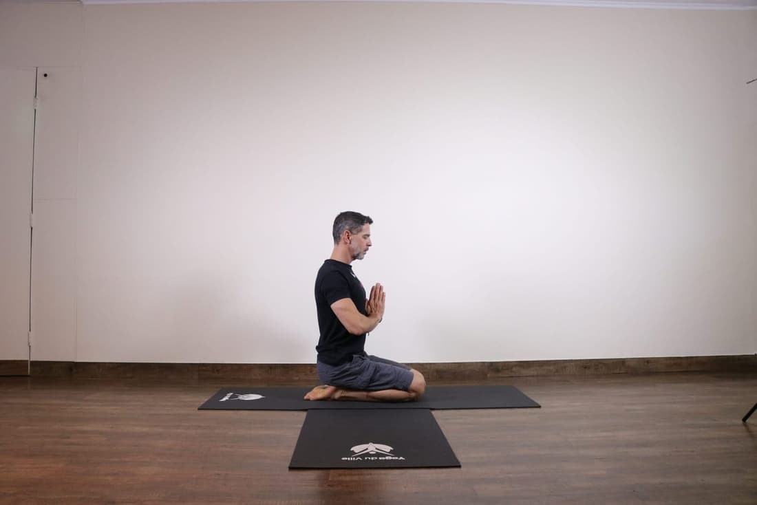 Professor Cláudio em Vajrasana (postura do diamante) no estúdio Yoga du Ville, próximo à Praça Saens Peña, Tijuca – RJ.