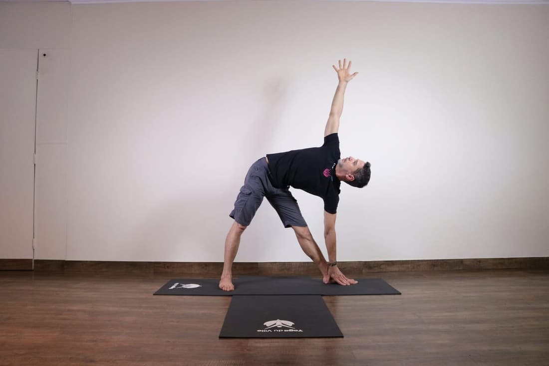 Professor Márcio executando a postura Trikonasana no estúdio Yoga du Ville, localizado na Tijuca – Rio de Janeiro.