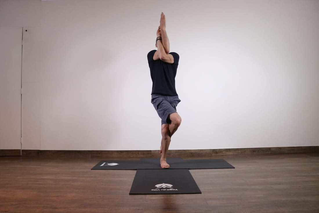 Professor Márcio demonstrando a Garudasana, postura da águia, no estúdio Yoga du Ville na Tijuca – Rio de Janeiro.