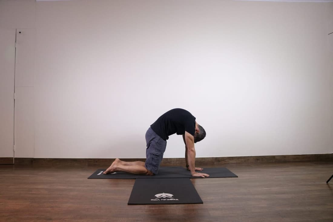 Professor Márcio praticando Marjaryasana, postura da vaca, no estúdio Yoga du Ville, Tijuca – Rio de Janeiro.