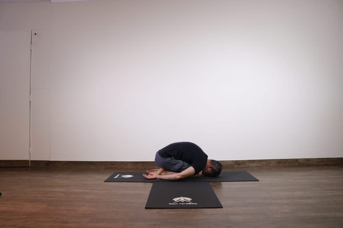 Professor Márcio executando a postura Balasana (Postura da Criança) no estúdio Yoga du Ville, na Tijuca – Rio de Janeiro.