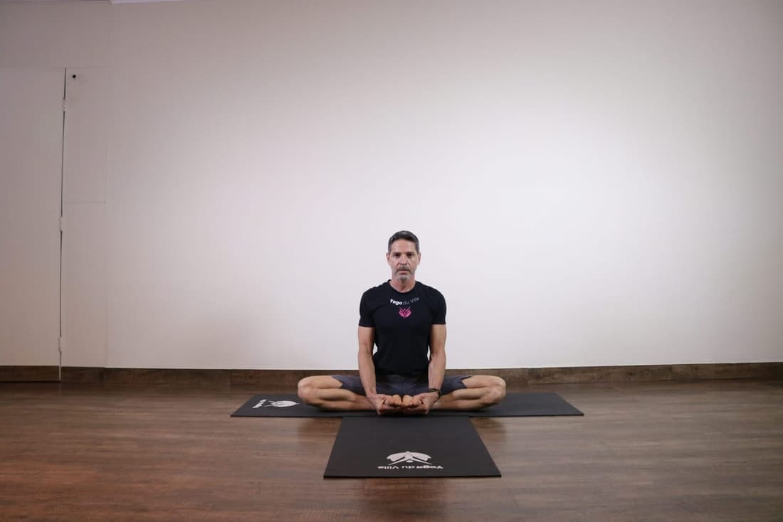 Professor Márcio em Baddha Konasana, postura do trono ou borboleta, durante prática no estúdio Yoga du Ville na Tijuca – Rio de Janeiro.