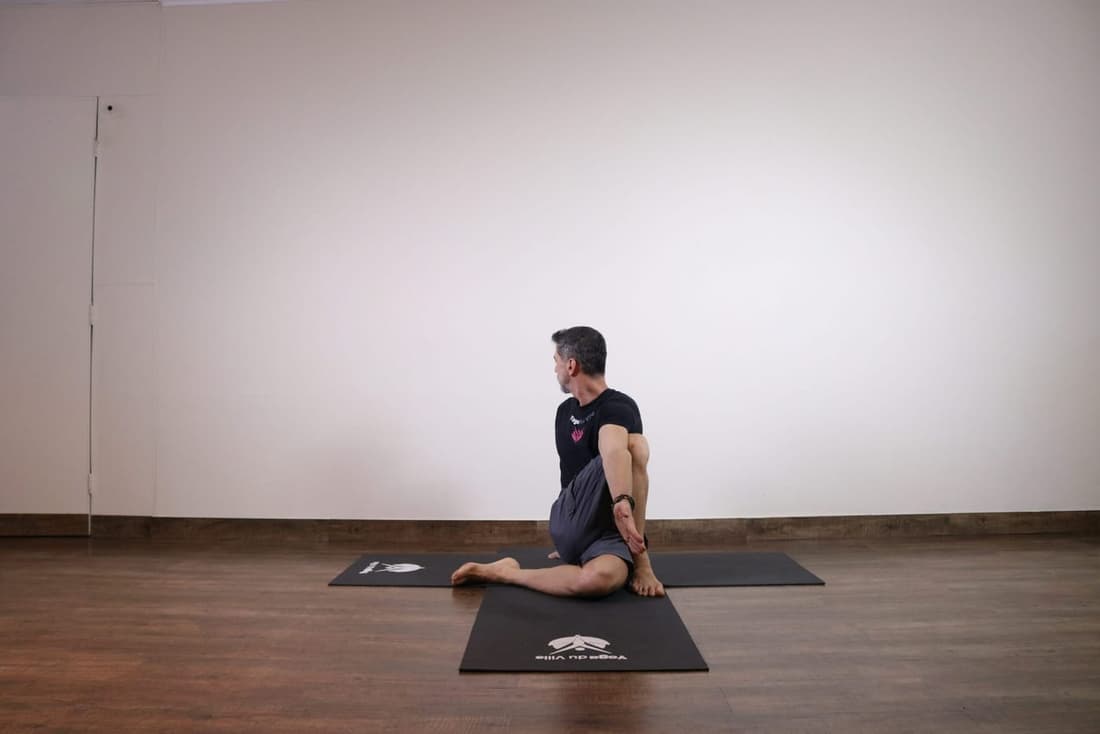 Instrutor Márcio demonstrando Matsyendrasana, postura do Senhor dos Peixes no yoga, em aula no estúdio Yoga du Ville, Tijuca, RJ