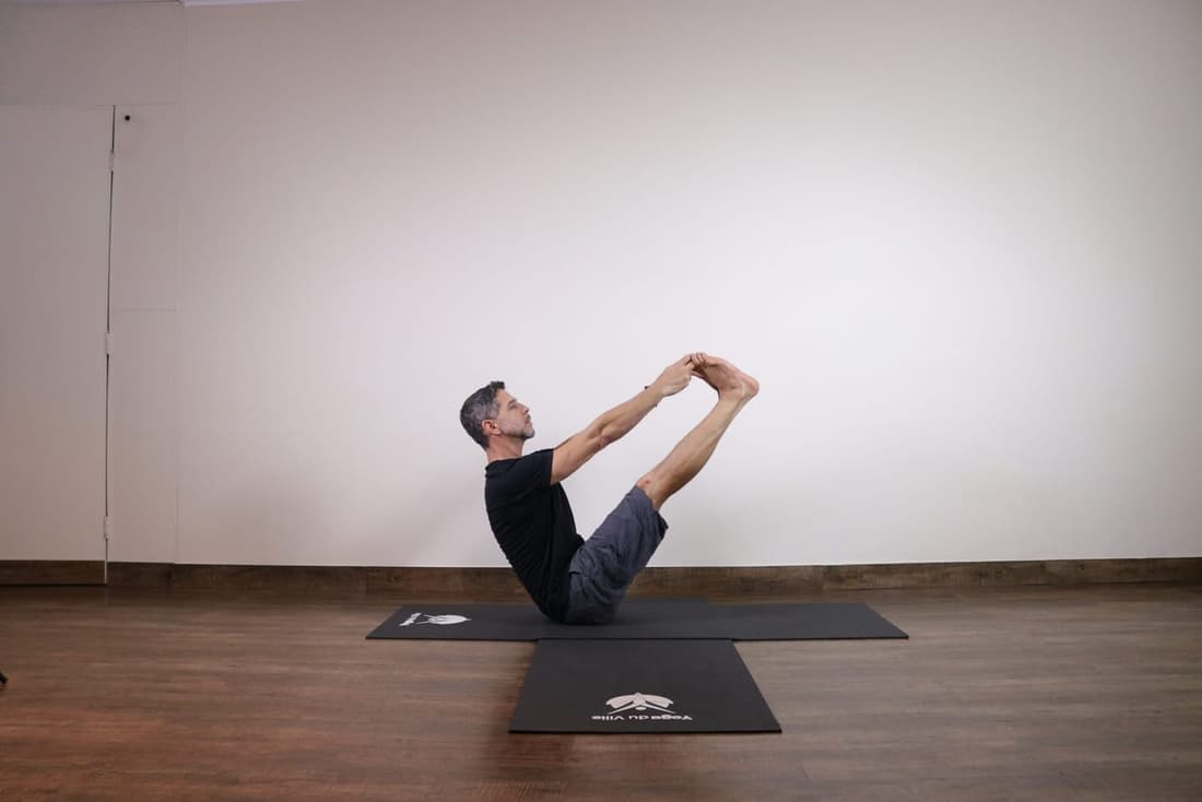 Professor Márcio demonstrando a Naukasana, postura do barco, durante aula no Yoga du Ville na Tijuca – Rio de Janeiro.