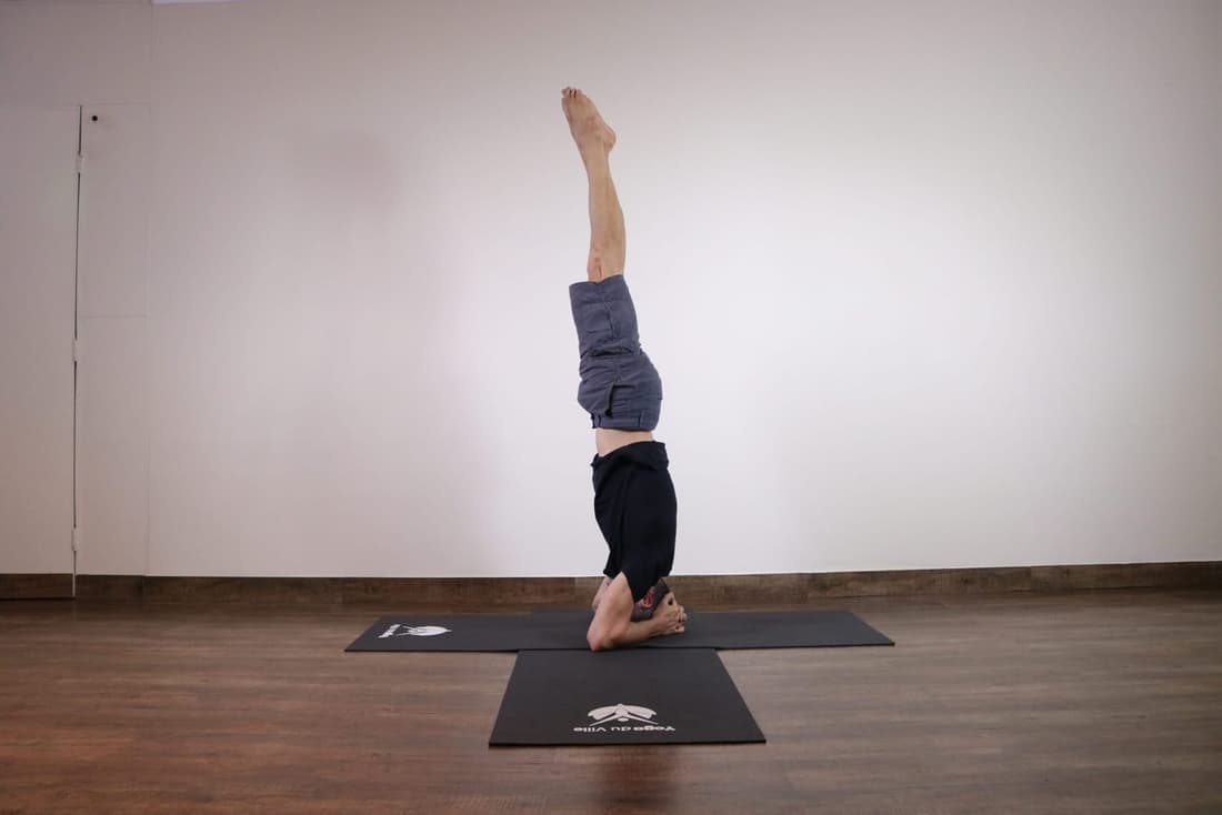 Professor Márcio executando a postura Shirshasana no estúdio Yoga du Ville, Tijuca, Rio de Janeiro.