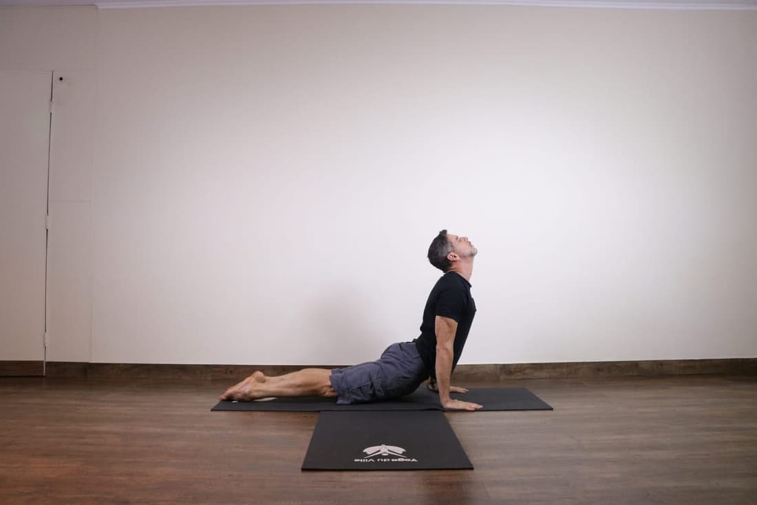 Professor Márcio demonstrando a postura Bhujangasana (postura da cobra) no estúdio Yoga du Ville na Tijuca, Rio de Janeiro.