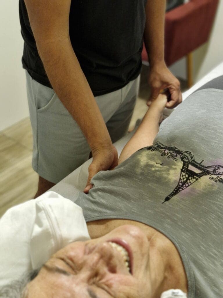 Como é realizada uma sessão de shiatsu típica