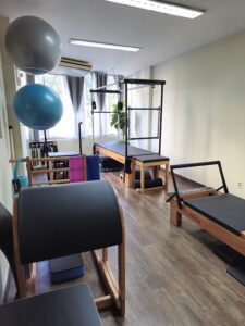 Estúdio de Pilates na Tijuca com equipamentos profissionais e ambiente iluminado.
