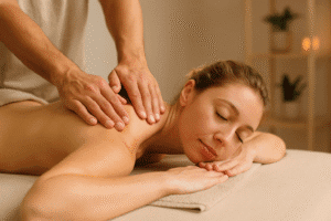 Mulher relaxando durante sessão de massagem terapêutica em ambiente calmo e iluminado.