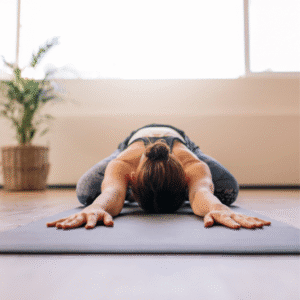 Mulher praticando yoga em tapete, postura relaxante em ambiente iluminado — melhor tapete de yoga para práticas confortáveis e seguras