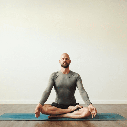 Homem praticando Kapalabhati, técnica de respiração do fogo no yoga, sentado em posição de lótus