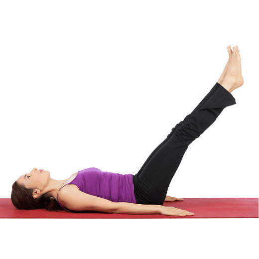 Mulher praticando Uttanpadasana no yoga, deitada com as pernas elevadas em linha reta