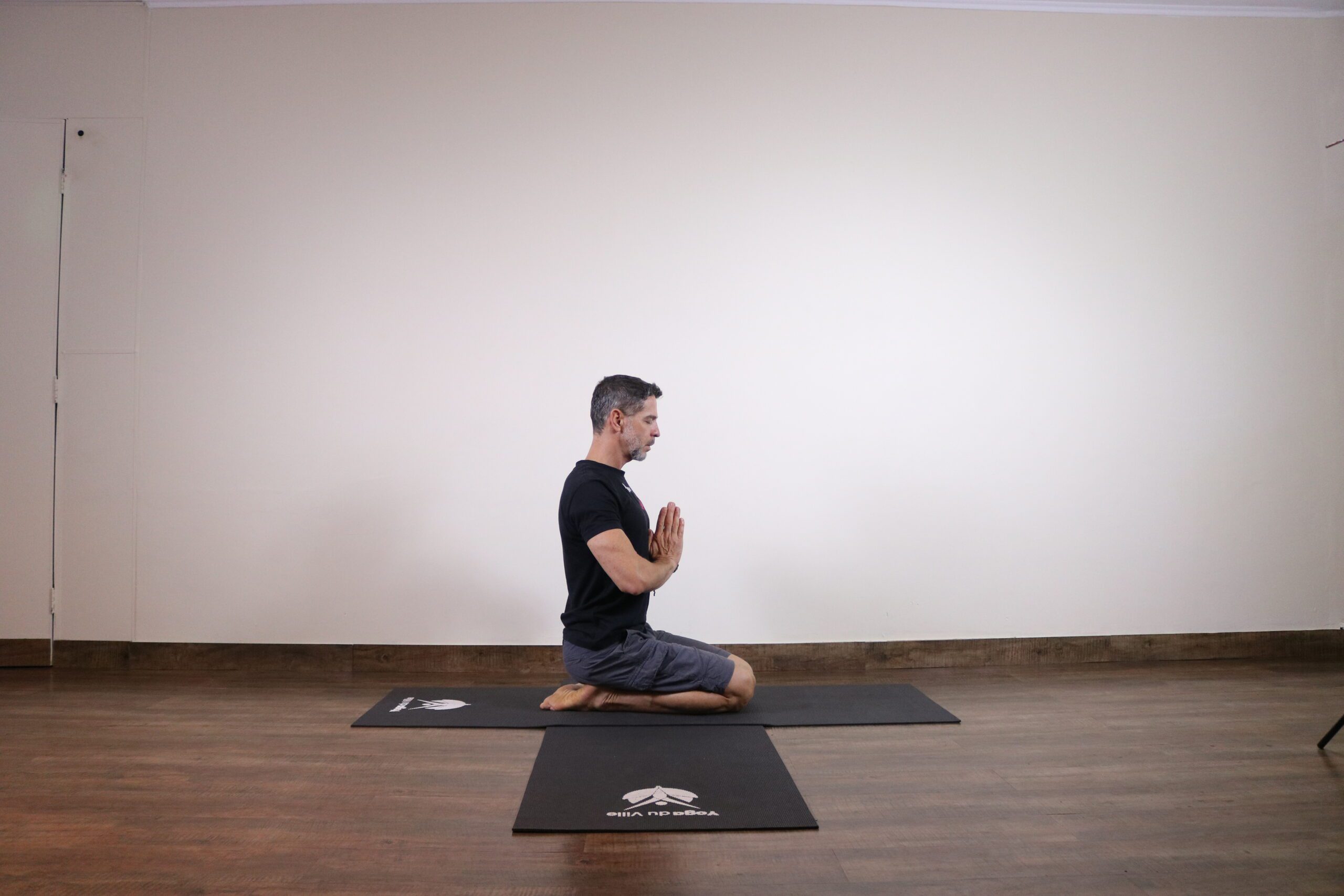 Professor Cláudio em Vajrasana (postura do diamante) no estúdio Yoga du Ville, próximo à Praça Saens Peña, Tijuca – RJ.