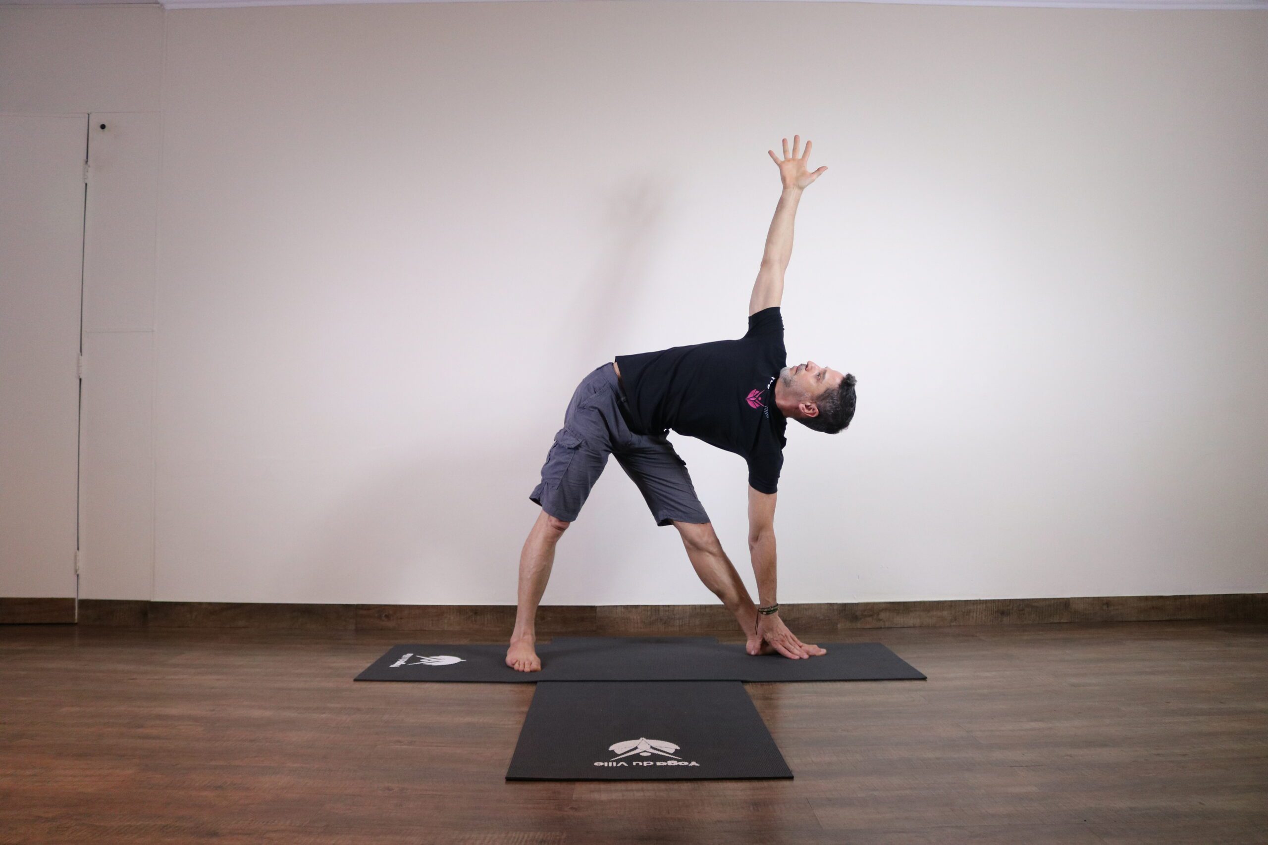 Professor Márcio executando a postura Trikonasana no estúdio Yoga du Ville, localizado na Tijuca – Rio de Janeiro.