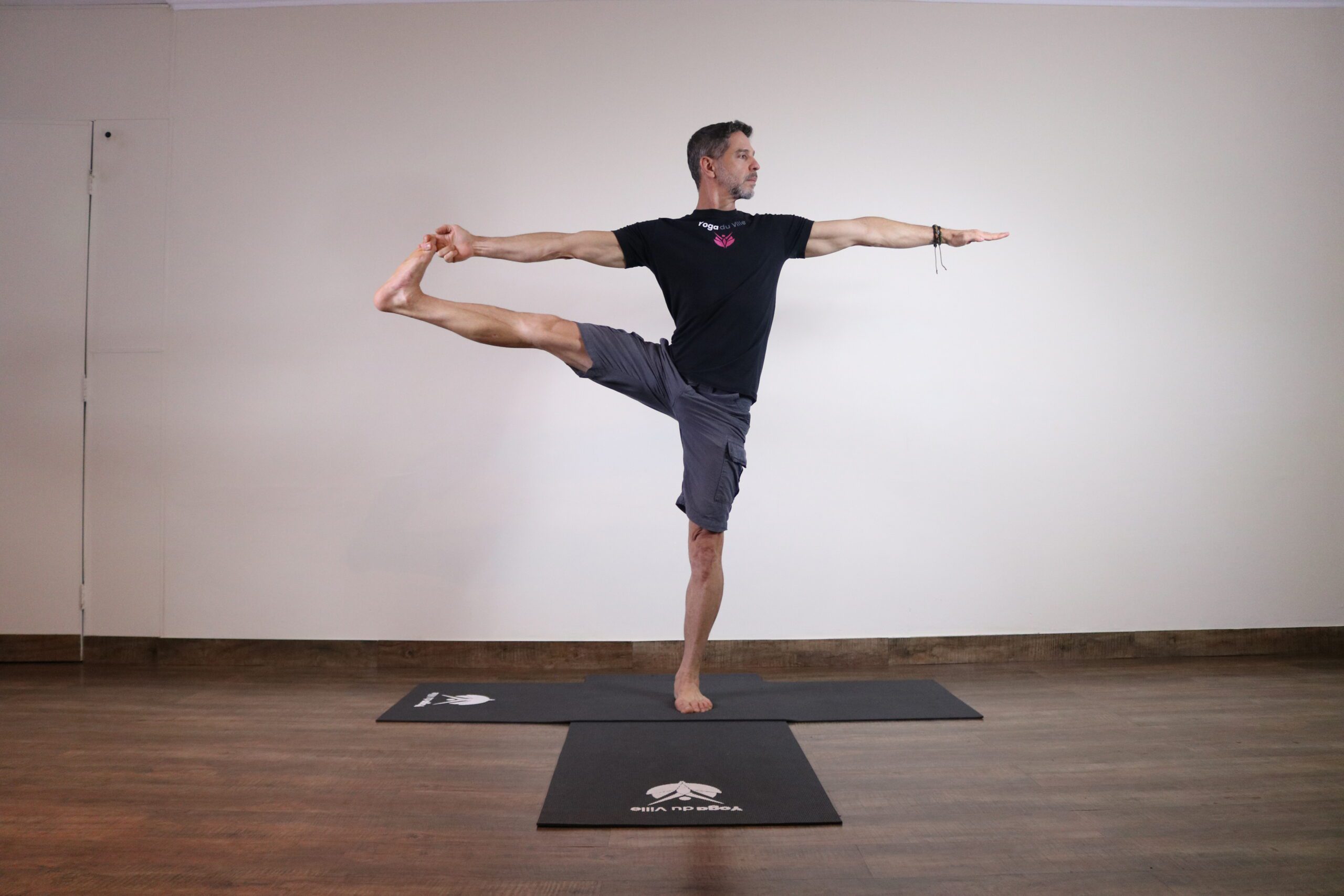 Professor Márcio em postura de equilíbrio Utthita Hasta Padangustasana no estúdio Yoga du Ville, Tijuca – Rio de Janeiro.