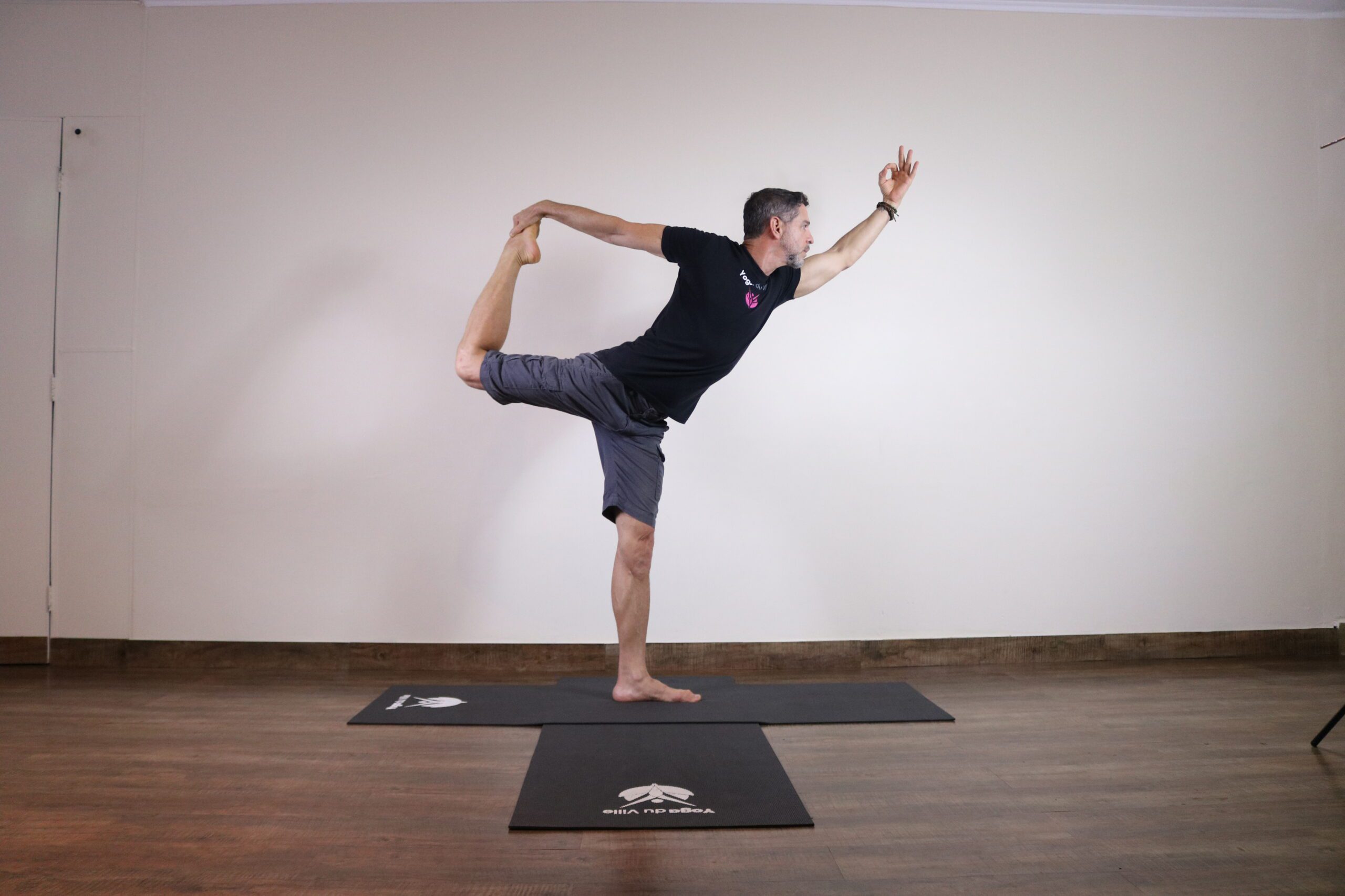 Professor Márcio demonstrando a Natarajasana no estúdio de yoga Yoga du Ville, localizado na Tijuca, Rio de Janeiro.