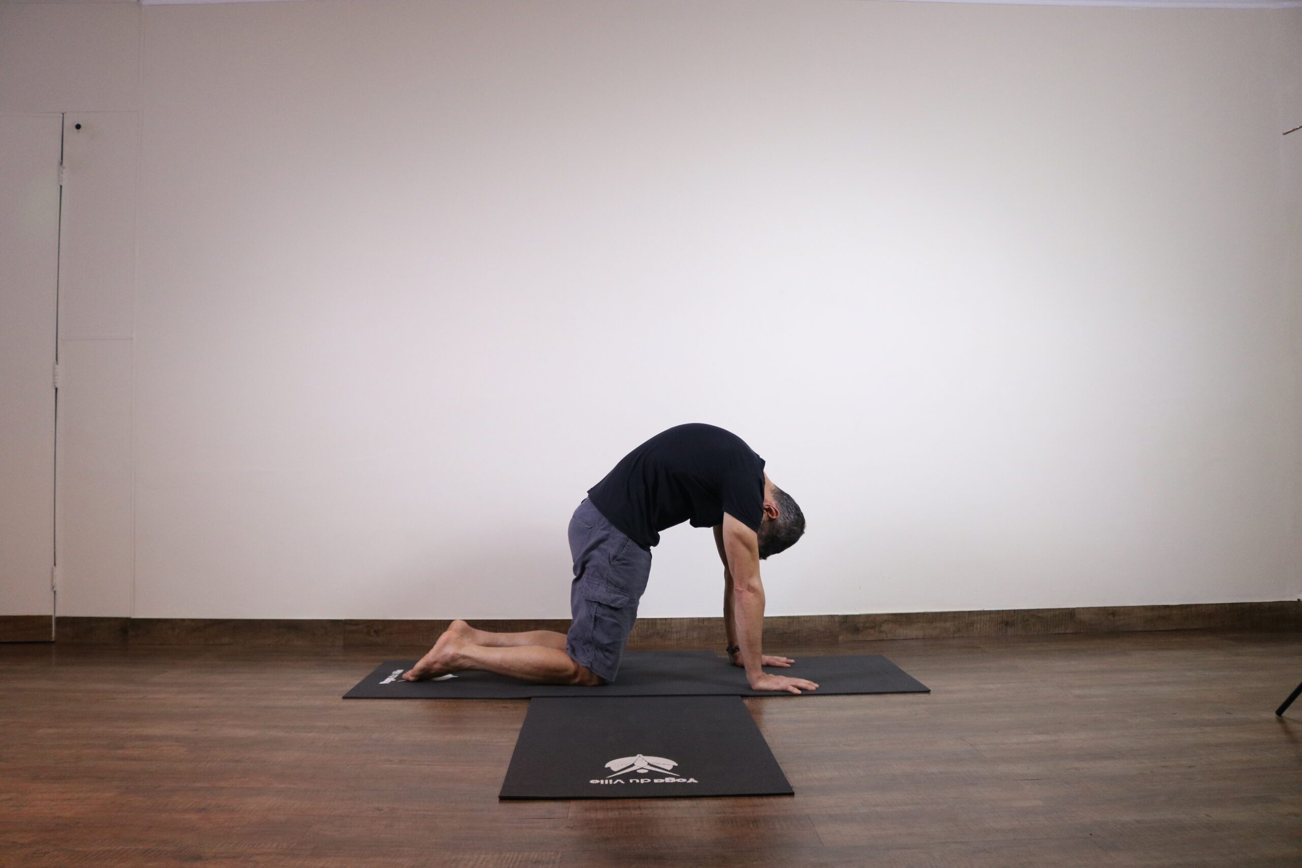 Professor Márcio praticando Marjaryasana, postura da vaca, no estúdio Yoga du Ville, Tijuca – Rio de Janeiro.