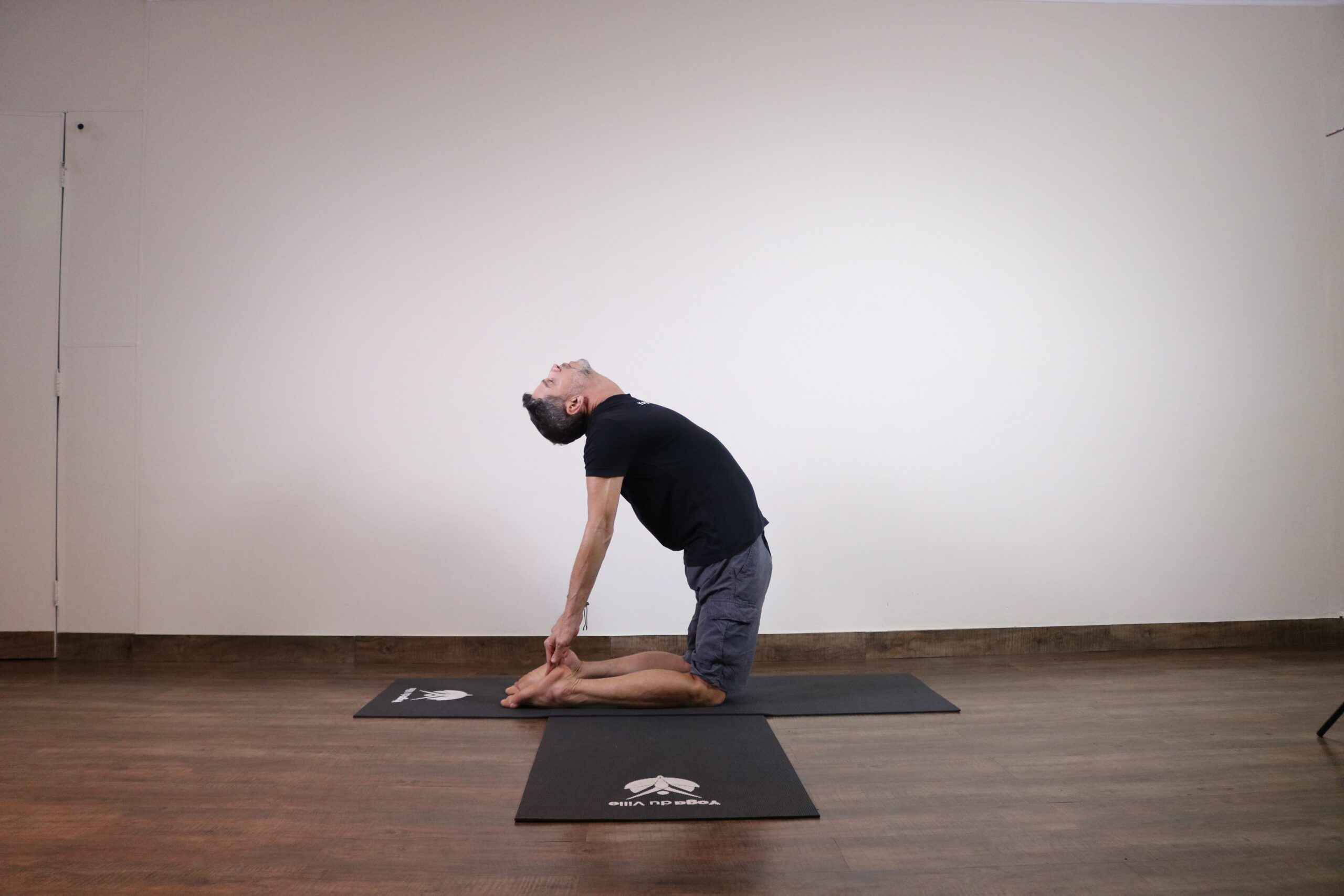 Professor Márcio em Ushtrasana, postura do camelo, durante aula no estúdio Yoga du Ville na Tijuca, Rio de Janeiro.
