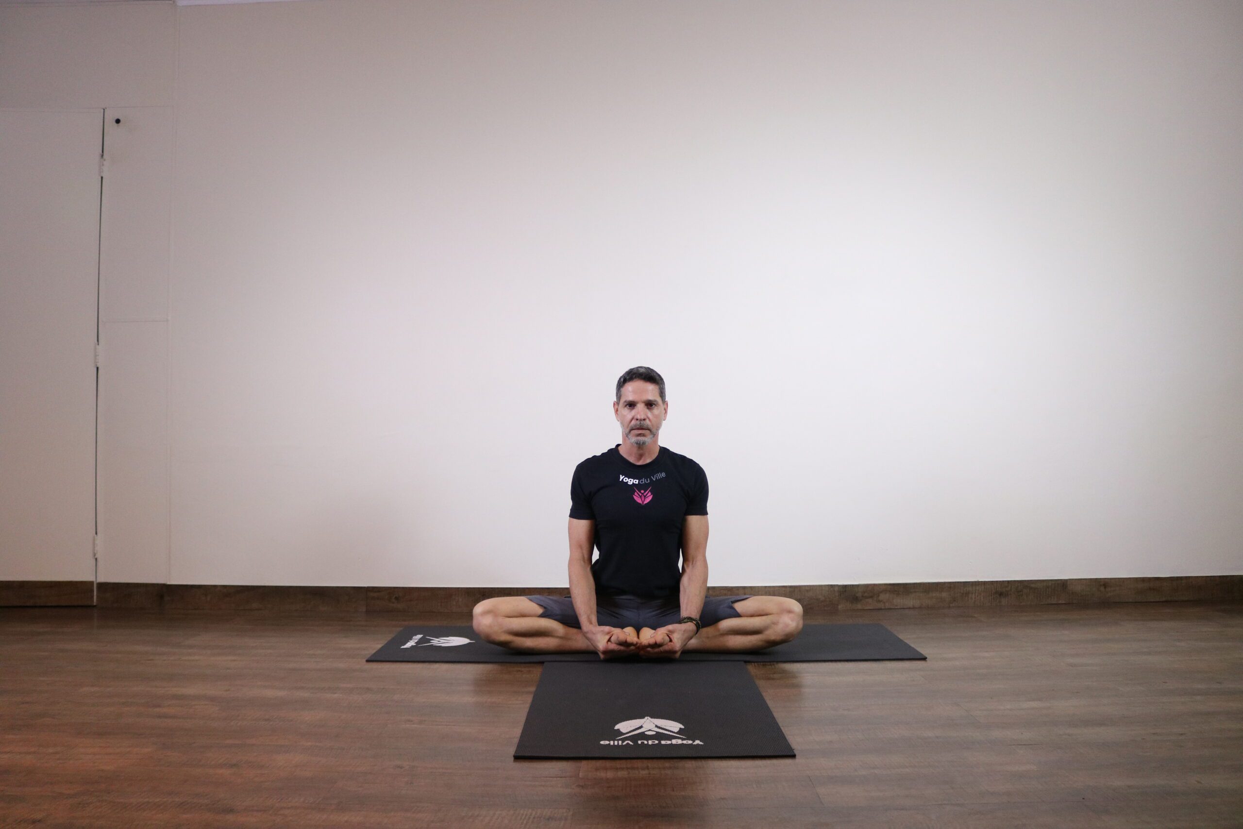 Professor Márcio em Baddha Konasana, postura do trono ou borboleta, durante prática no estúdio Yoga du Ville na Tijuca – Rio de Janeiro.