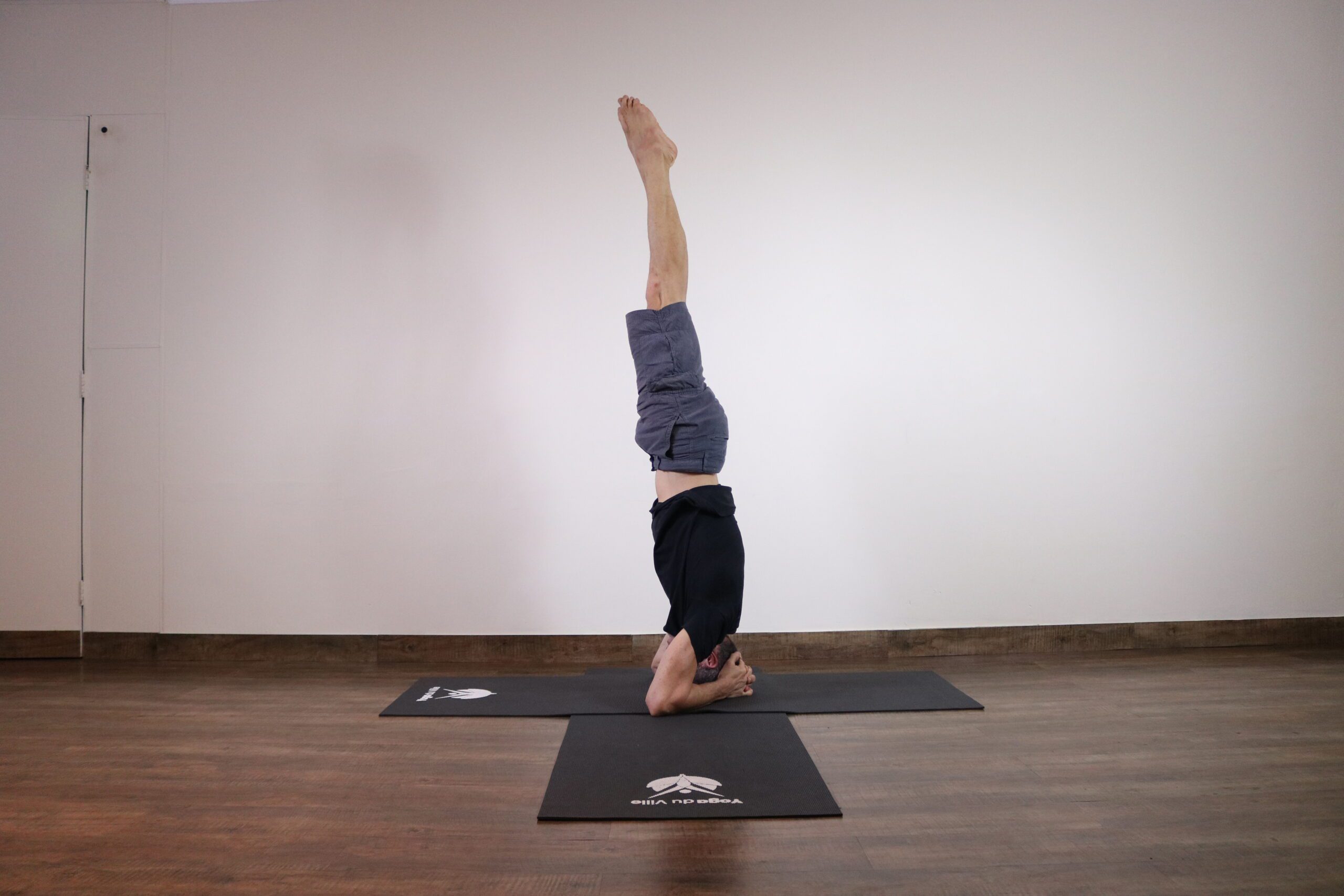 Professor Márcio executando a postura Shirshasana no estúdio Yoga du Ville, Tijuca, Rio de Janeiro.