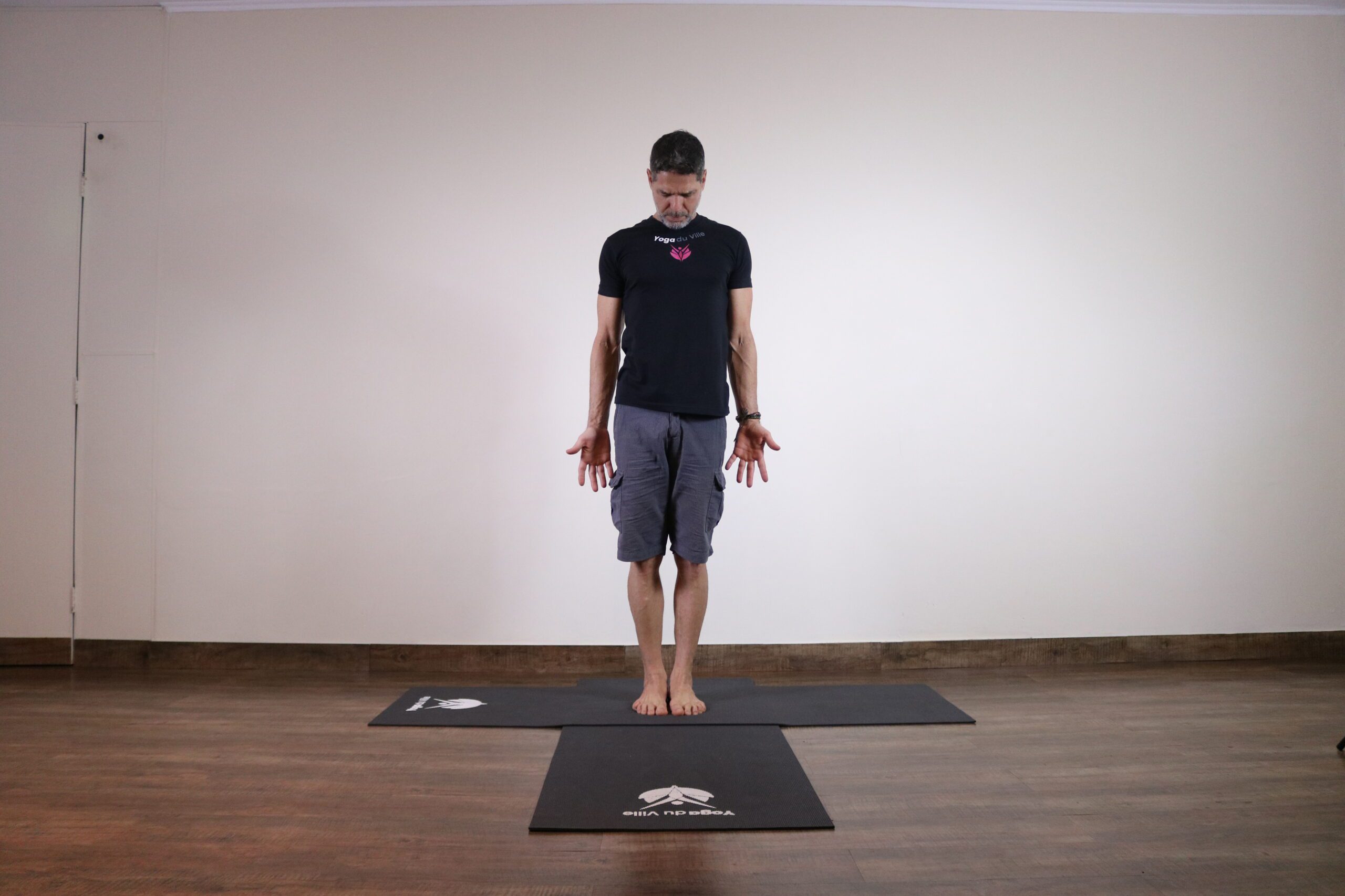 Instrutor Márcio demonstrando a Tadasana, postura da montanha, durante aula de yoga no Yoga du Ville, Tijuca RJ