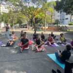Prática de yoga no Studio Yoga du Ville na Praça Saens Peña, Tijuca.