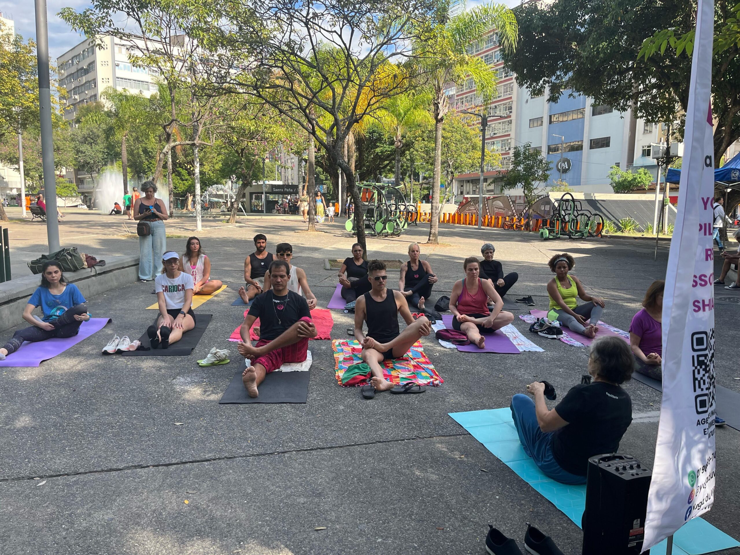 Prática de yoga no Studio Yoga du Ville na Praça Saens Peña, Tijuca.