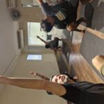 Professor Márcio orientando alunos em aula de yoga no Yoga du Ville, Praça Saens Peña.