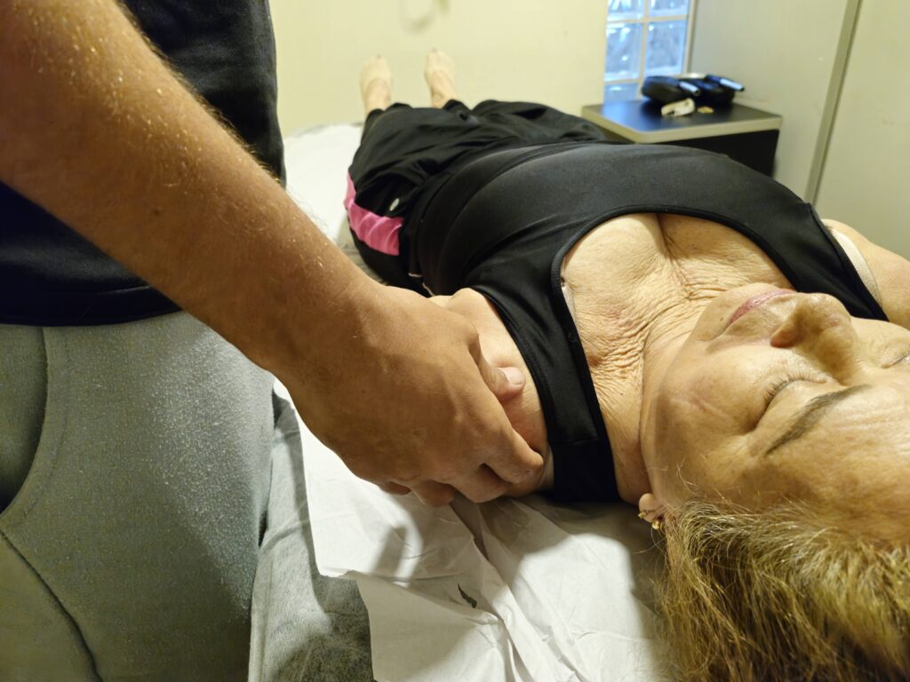 Terapia Shiatsu para equilíbrio e bem-estar no Yoga du Ville, Tijuca.